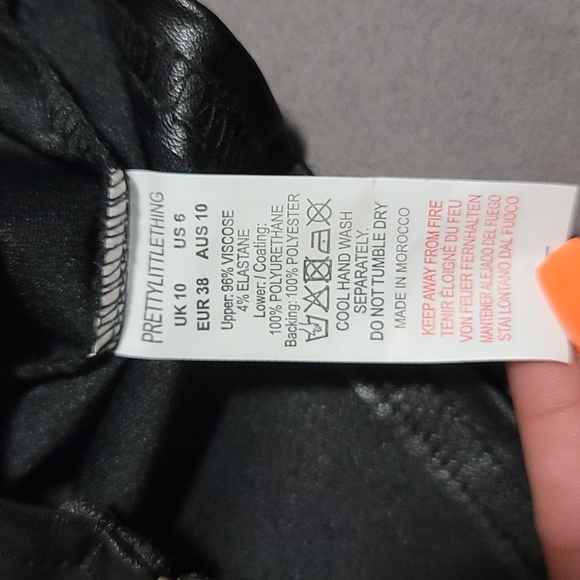 Black Underbust Strap Detail Crop - Picture 5 of 5